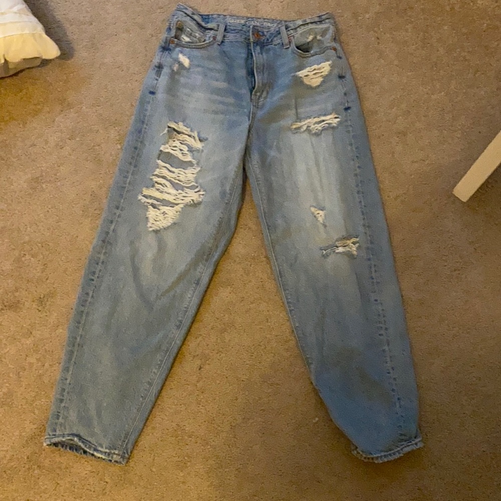 American Eagle Light Wash Mom Jeans. Size 4